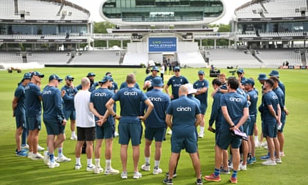 Skuad Inggris berkumpul di lapangan luar di Lord's