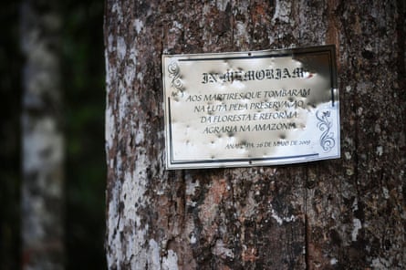 Una placa conmemorativa clavada en un árbol donde fue asesinado Stang dice: 'In memoriam a los mártires caídos en la lucha por la preservación del bosque y la reforma agraria en la Amazonía'.