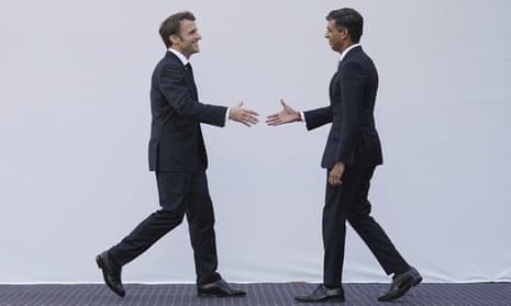 UK prime minister, Rishi Sunak, reaches to shake hands with Emmanuel Macron during the COP27 summit in Egypt, 7 November 2022. 
