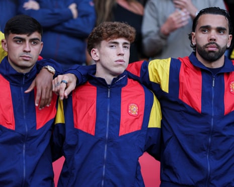 VÃctor Muñoz stands between Pedri (left) and David Raya (right) before Spain's warm-up game against Iraq.
