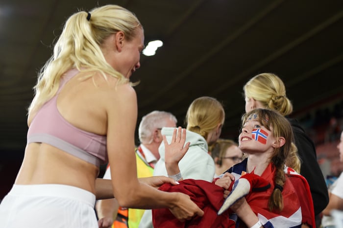 La noruega Guro Bergsvand le da su camiseta a un aficionado tras la victoria de su equipo.
