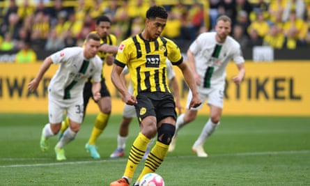 Jude Bellingham mencetak gol dari titik penalti untuk menambah keunggulan Borussia Dortmund melawan Borussia Mönchengladbach.