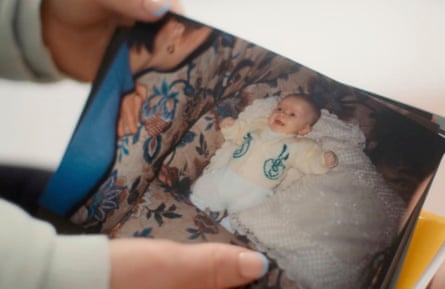 Simmonds dengan foto dirinya saat masih bayi.