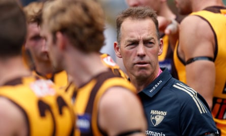 Alastair Clarkson addresses Hawthorn players at a game in 2021