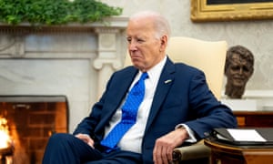 Joe Biden assis sur une chaise à la Maison Blanche