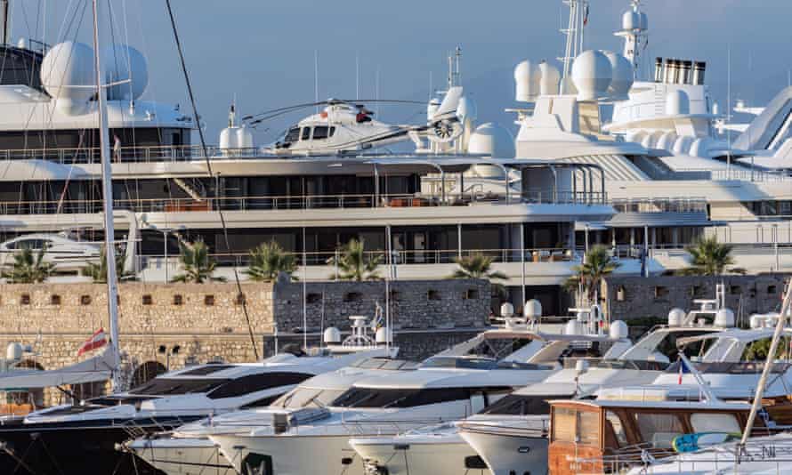 Yachts amarrés dans le port d'Antibes dans le sud de la France