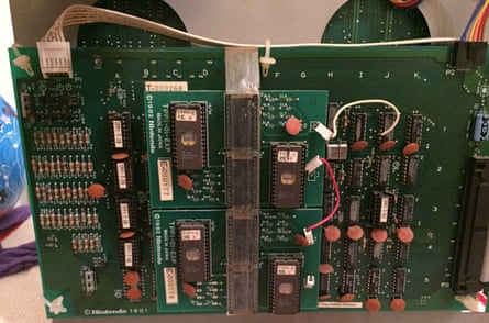 Uma PCB (placa de circuito impresso) de arcade Sky Skipper convertida para rodar um jogo diferente, Popeye