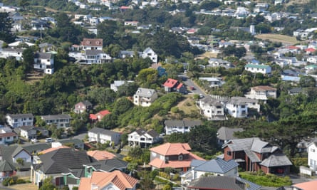 To zdjęcie zrobione 23 marca 2021 roku przedstawia widok na dzielnicę mieszkaniową w pobliżu Wellington w Nowej Zelandii.