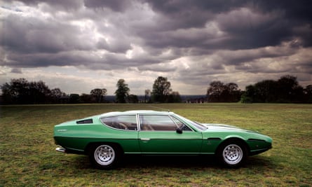 Lamborghini verte Espada, c1970, garée dans un champ avec un ciel d'orage derrière