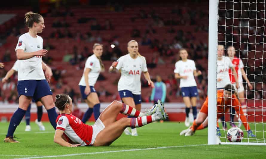 Caitlin Foord slots home Arsenal's second goal.