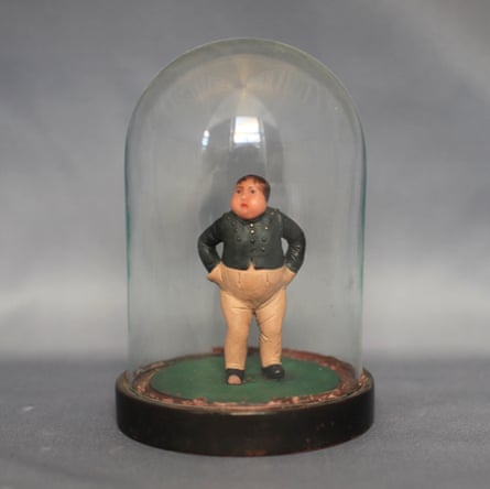 Un modèle en cire de Joe de The Pickwick Papers dans une cloche pour le protéger de la fumée et de la suie.