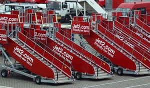 Les escaliers d'embarquement des avions Jet2.com sont stockés à l'aéroport de Stansted