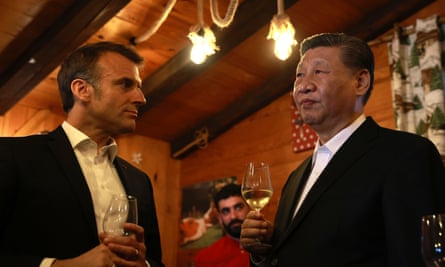 Emmanuel Macron and Xi Jinping holding glasses of brandy
