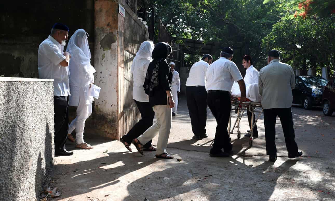 'Nuestra cultura se está muriendo': la escasez de buitres amenaza los ritos funerarios zoroástricos.