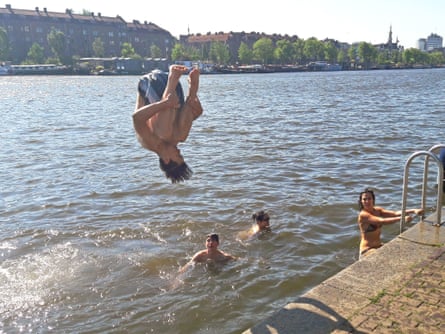 a man does a somersault into Amstel River at Weesperzijde