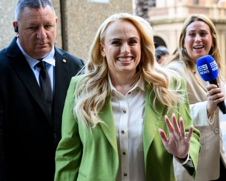 Rebel Wilson apareciendo en el tribunal durante el testimonio del juicio por difamación