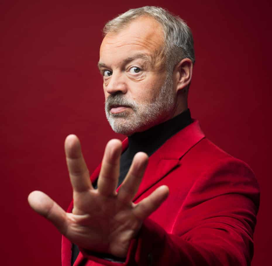 Graham Norton em uma jaqueta vermelha