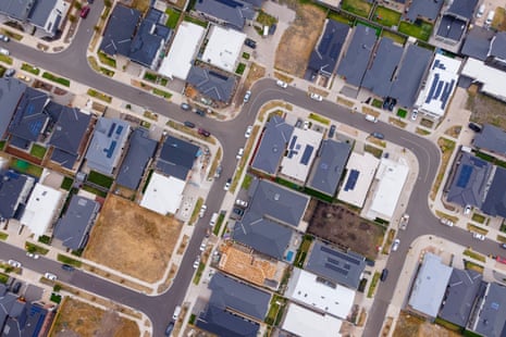 मेलबर्न, ऑस्ट्रेलिया में एक बाहरी उपनगर की सड़कों पर नए घर बने हुए हैं