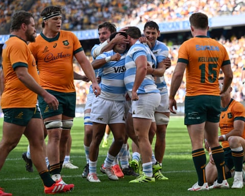 Los Wallabies están abatidos mientras los jugadores de Pumas celebran un try