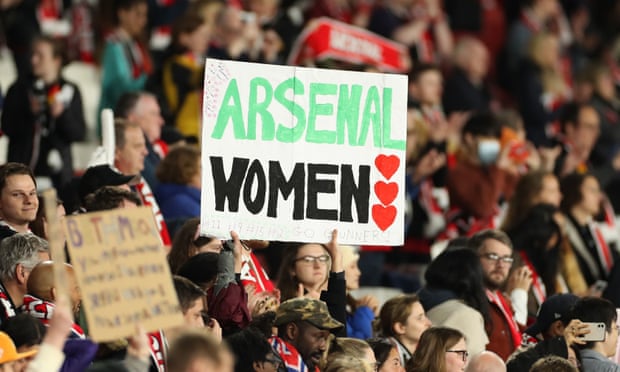 Els aficionats de l'Arsenal sostenen la pancarta de l'Arsenal Women