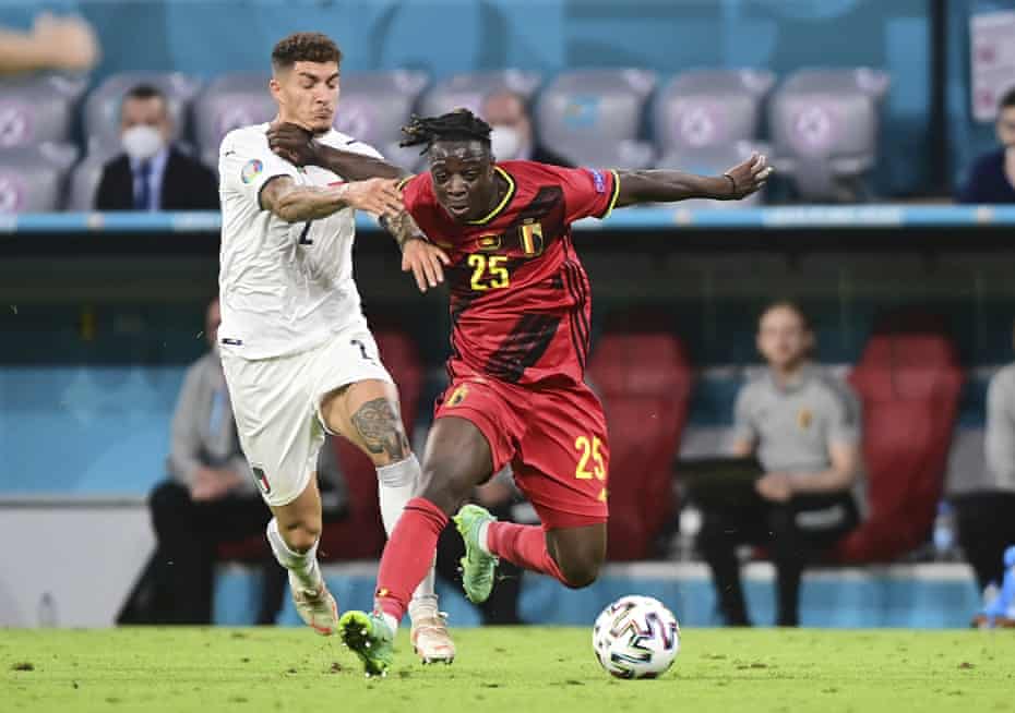 The Belgian Jérémy Doku endures a challenge from the Italian Giovanni Di Lorenzo.