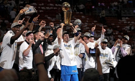 Dallas Mavericks players celebrate holding the Larry O’Brien trophy in 2011
