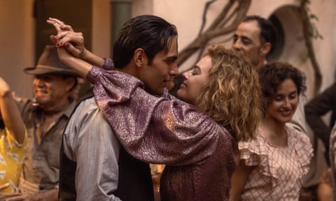 Diego Calva and Margot Robbie in Babylon.