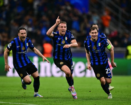 Davide Frattesi comemora o quarto gol de sua equipe durante a semifinal da Liga dos Campeões contra o Barcelona