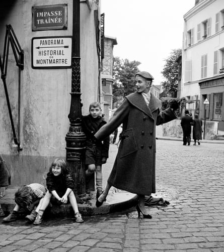 Une séance photo de mode à Montmarte, Paris en 1960.
