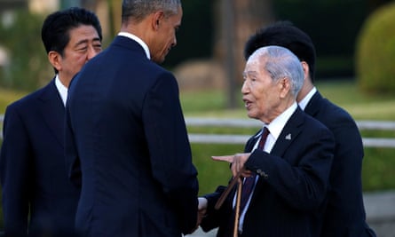 Obama, flanked by prime minister Shinzo Abe, talks to survivor Sunao Tsuboi.