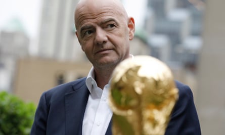 Gianni Infantino, le président de la Fifa, avec le trophée de la Coupe du monde à New York