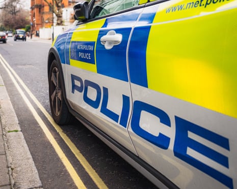 Oficiales de policía investigando el crimen escena