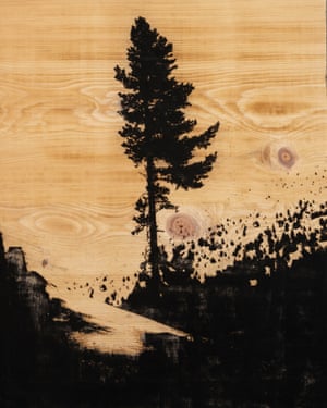 Resilienza no.3, Engadine, 2022. Em vez de transferir a xilogravura para o papel, o artista apresenta a matriz enegrecida a carvão como objeto. Assim, ele borra as fronteiras entre o meio e a obra, o material e o assunto retratado.