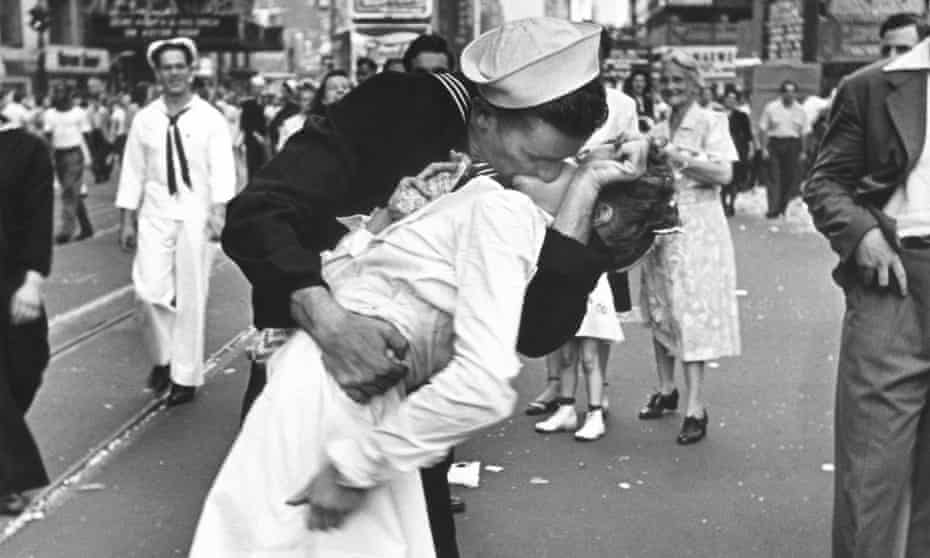 A jubilant American sailor clutching a white-unifoNEW YORK, UNITED STATES - AUGUST 14: A jubilant American sailor clutching a white-uniformed nurse in a back-bending, passionate kiss as he vents his joy while thousands jam Times Square to celebrate the long awaited-victory over Japan. (Photo by Alfred Eisenstaedt/Pix Inc./Time &amp; Life Pictures/Getty Images)