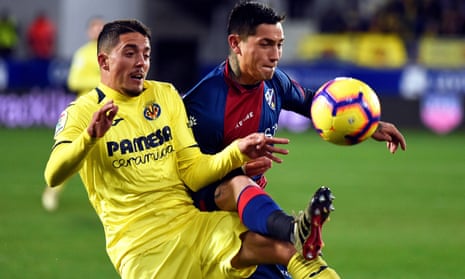 Villarreal midfielder Pablo Fornals in action with Huesca’s Ezequiel Avila.