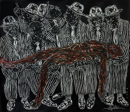 İnce çizgili takım elbiseli ve şapkalı bir grup Afrikalı adamın elinde bir ceset tutan, çoğunlukla monokrom bir tablo. 
