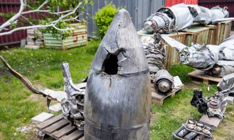 金扎尔导弹的残骸在展览中,展示了俄罗斯用来攻击基辅的导弹和无人机。