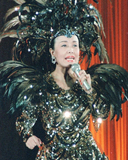 La reine incontestée d'Enka, feu Hibari Misora, se produisant au Tokyo Dome en 1988.