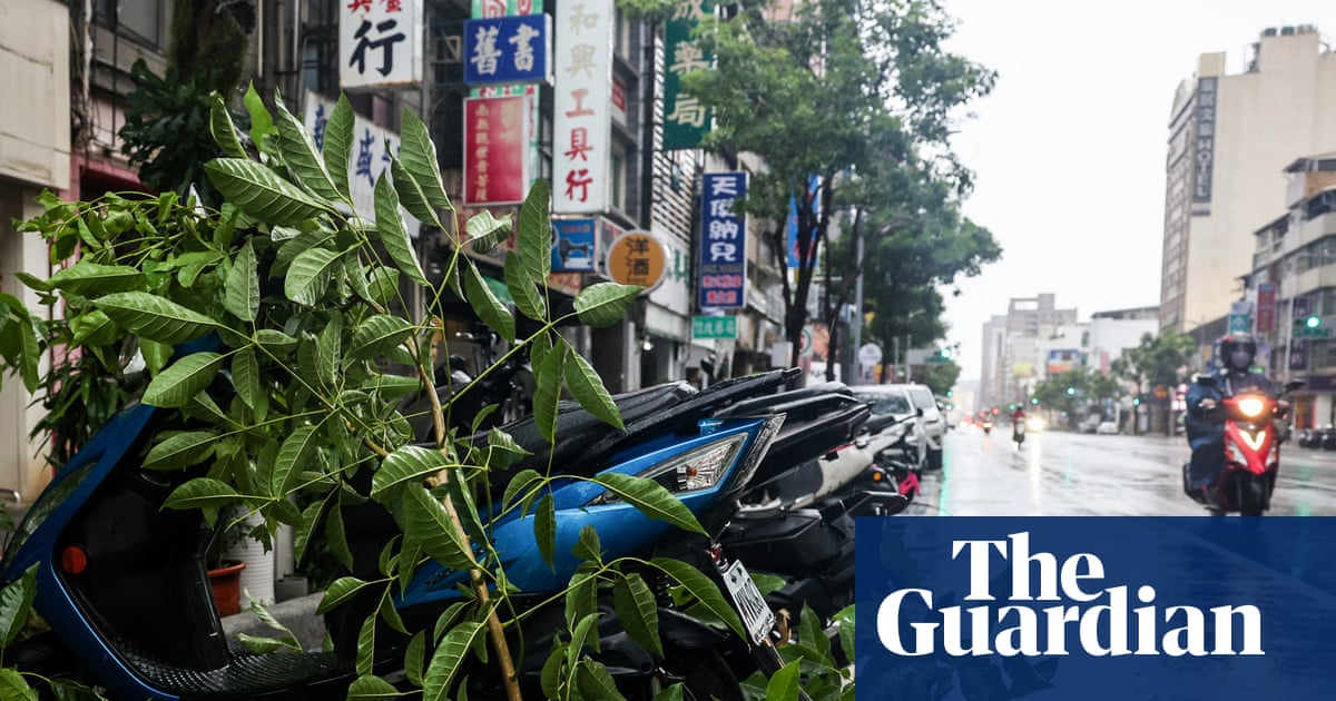 Typhoon Podul pounds southern Taiwan