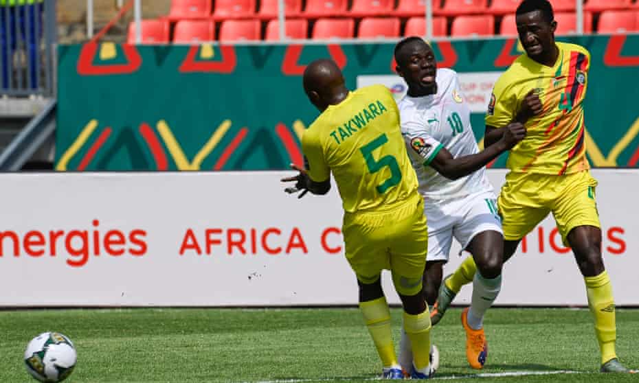 Sadio Mané got the winner from the penalty spot as Senegal edged out Zimbabwe.
