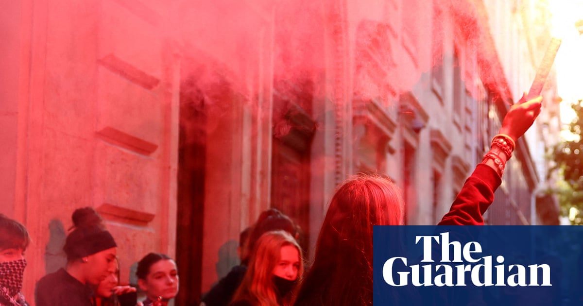 Fresh strikes held in France amid continuing political void