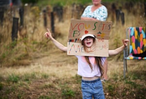 A young fan with her head through a sign supporting the Tour