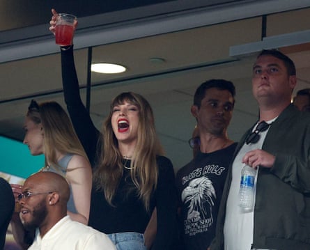 Taylor Swift cheering