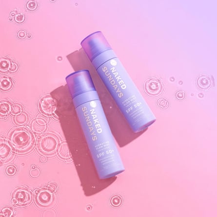 Naked Sundays protector solar en spray fijador SPF50+.