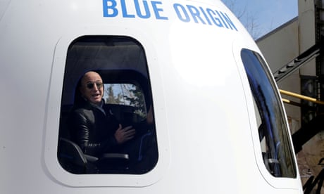 El fundador de Amazon y Blue Origin, Jeff Bezos, se sienta en la maqueta del propulsor de cohetes New Shepard y la cápsula Crew en Colorado Springs, Colorado.