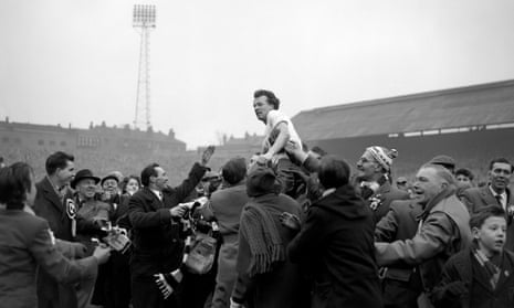 In a photo dripping with the kind of nostalgia The Fiver would gladly bathe in, Billy Bingham is hoisted aloft by Fans after firing Luton to the FA Cup final in 1959.