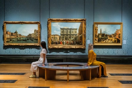 People sitting back to back in the National Gallery