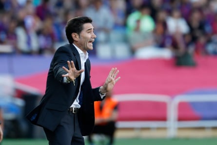 Marcelino García Toral barks instructions rom the sidelines at Monjuïc.