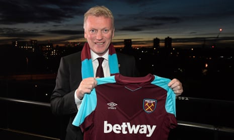David Moyes gets to grips with the job in hand at West Ham United on his first day in charge at the London Stadium.