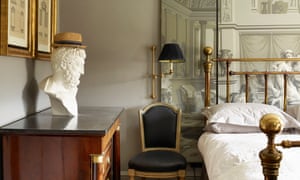 A ship’s timber and trompe l’oeil in the bedroom.